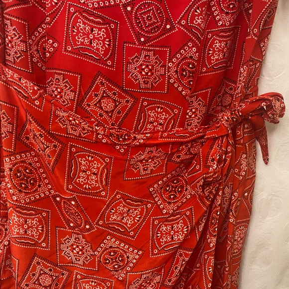 Women’s size 12 Petite, silk bandanna wrap dress. - Picture 2 of 6